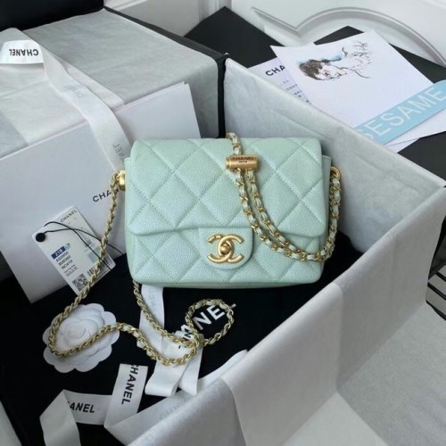 Borsa a tracolla con patta Chanel Pelle di vitello granulata AS2855 perla verde chiaro