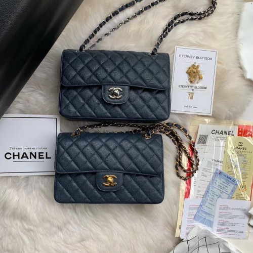 Borsa a tracolla con patta Chanel in pelle di caviale grana A01113 blu scuro