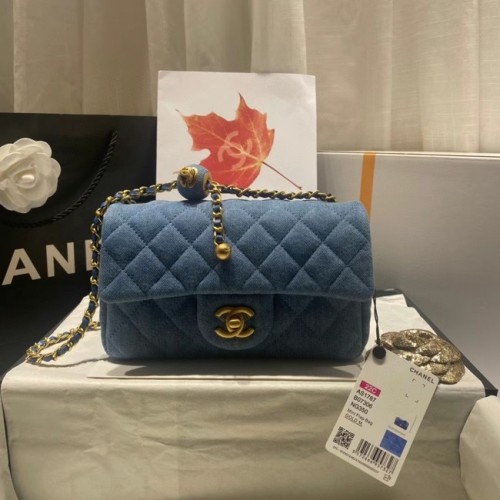 Borsa a tracolla in denim con patta Chanel AS1116 blu