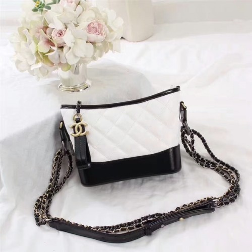 Borsa a tracolla in pelle di vitello Chanel Gabrielle 8122A bianca