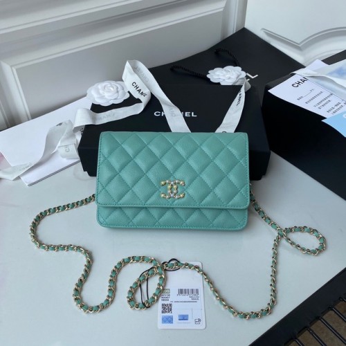 Borsa a tracolla piccola Chanel in pelle di vitello granulata AP33814 verde