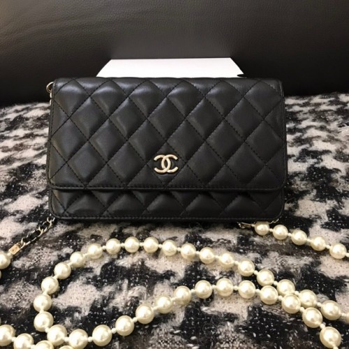 Borsa a tracolla con patta in pelle di agnello Chanel CC33814 nera