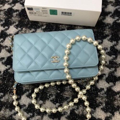 Borsa a tracolla con patta in pelle di agnello Chanel CC33814 azzurra
