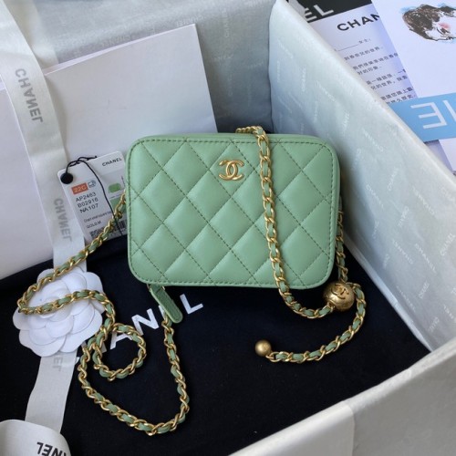 Borsa fotografica Chanel in pelle di agnello AS2463 verde