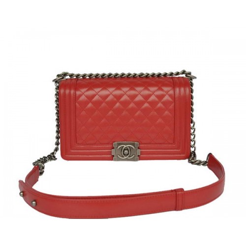 Borsa a tracolla con patta Chanel Le Boy A67086 rossa