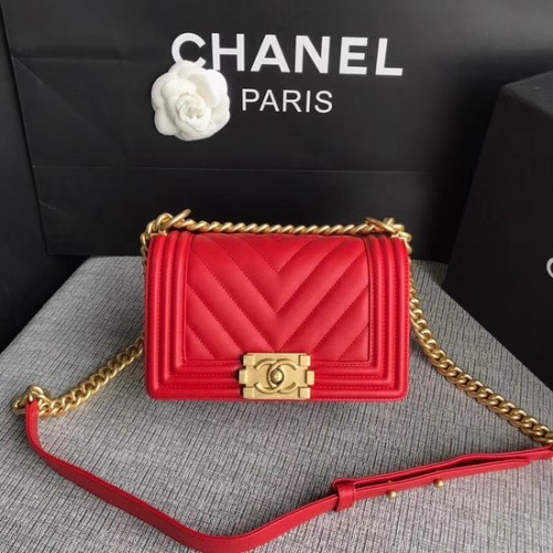 Borsa a tracolla con patta Chanel Le Boy Pelle di vitello originale A67085 Fibbia in oro rosso brillante