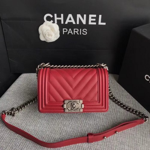 Borsa a tracolla con patta Chanel Le Boy Pelle di vitello originale A67085 Fibbia argento rosso intenso