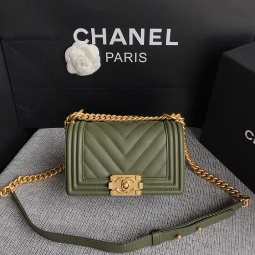 Borsa a tracolla con patta Chanel Le Boy Pelle di vitello originale A67085 Fibbia in oro verde