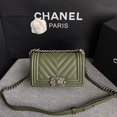 Borsa a tracolla con patta Chanel Le Boy Pelle di vitello originale A67085 Fibbia argento verde