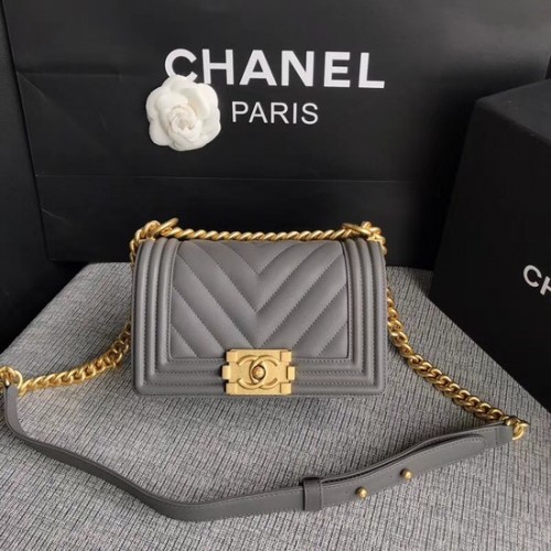 Borsa a tracolla con patta Chanel Le Boy Pelle di vitello originale A67085 fibbia in oro grigio