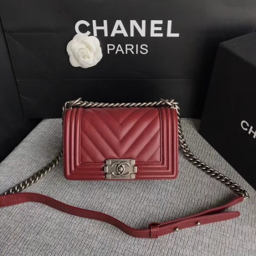 Borsa a tracolla con patta Chanel Le Boy Original Caviar Leather P67085 Fibbia argento rosso intenso