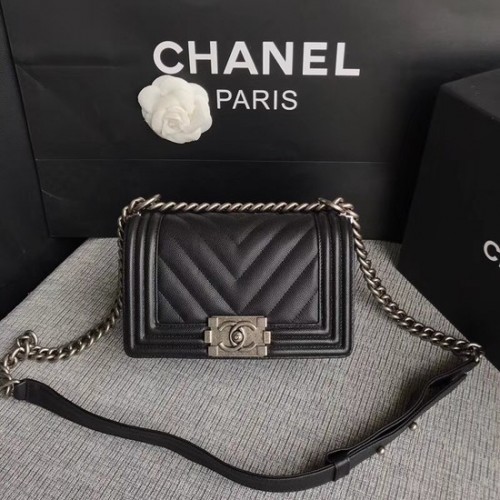 Borsa a tracolla con patta Chanel Le Boy Original Caviar Leather P67085 Fibbia argento nera