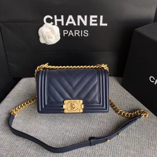 Borsa a tracolla con patta Chanel Le Boy Original Caviar Leather P67085 fibbia in oro blu scuro