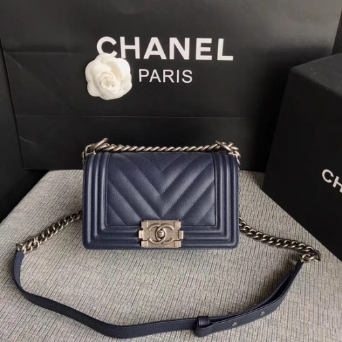 Borsa a tracolla con patta Chanel Le Boy Original Caviar Leather P67085 Fibbia argento blu scuro