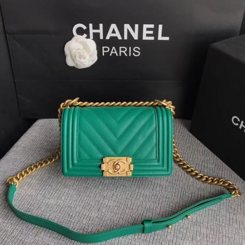 Borsa a tracolla con patta Chanel Le Boy Original Caviar Leather P67085 fibbia in oro verde