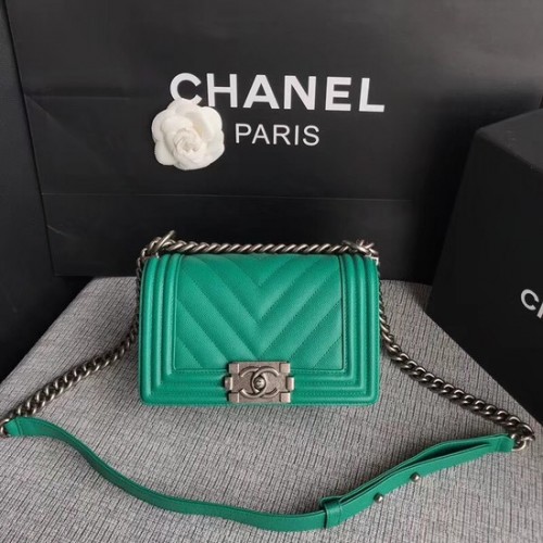Borsa a tracolla con patta Chanel Le Boy Original Caviar Leather P67085 fibbia argento verde
