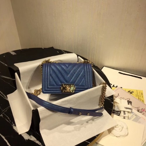 Borsa a tracolla con patta Chanel Le Boy in pelle originale blu V67085 oro