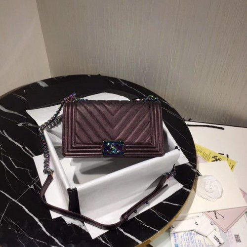 Borsa a tracolla con patta Chanel Le Boy in pelle originale viola A67086 oro