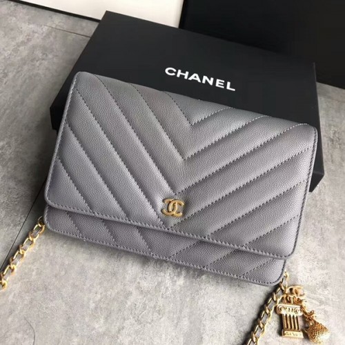 Borsa a tracolla con patta con pendente a gufo Chanel in pelle di vitello A33814 grigia