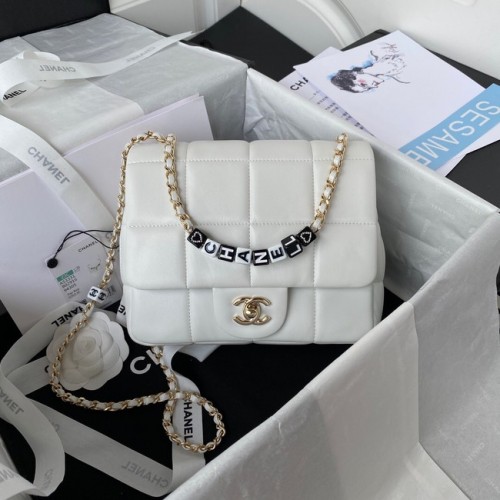 Chanel PICCOLA BORSA CON PATTA Pelle di agnello Resina Metallo tono oro AS3331 bianco