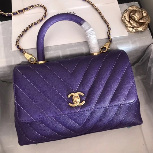 Borsa piccola con patta Chanel con manico superiore V92990 metallo tono oro viola scuro
