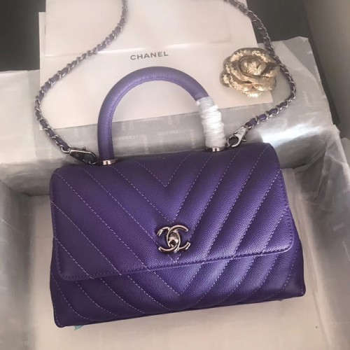 Borsa piccola con patta Chanel con manico superiore V92990 metallo tono argento viola scuro