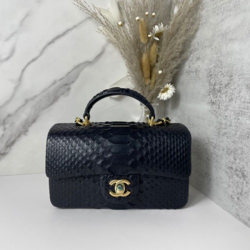 Mini borsa con patta Chanel in pelle di serpente con manico superiore AB2431 nera