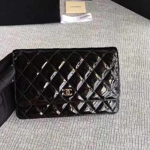 Borsa con patta Chanel WOC in pelle verniciata A33814C nera