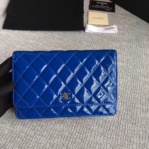 Borsa con patta Chanel WOC in pelle verniciata A33814C blu