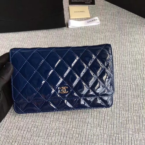 Borsa con patta Chanel WOC in pelle verniciata A33814C blu scuro