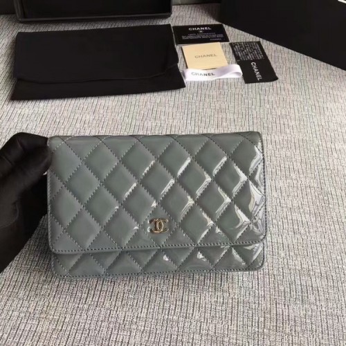 Borsa con patta Chanel WOC in pelle verniciata A33814C grigia