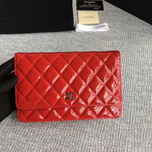 Borsa con patta Chanel WOC in pelle verniciata A33814C rossa