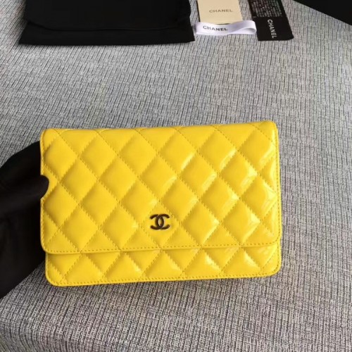 Borsa con patta Chanel WOC in pelle verniciata A33814C gialla