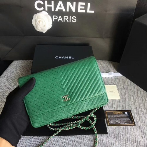 Borsa a tracolla con patta Chanel WOC in pelle di vitello verde A33814 argento
