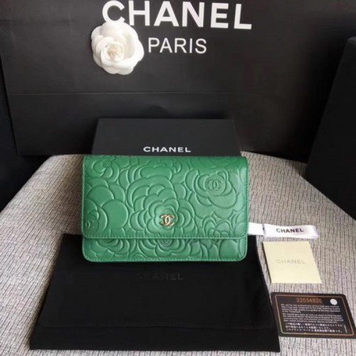 Chanel WOC Borsa mini con patta in pelle di camelia verde A33814 Argento