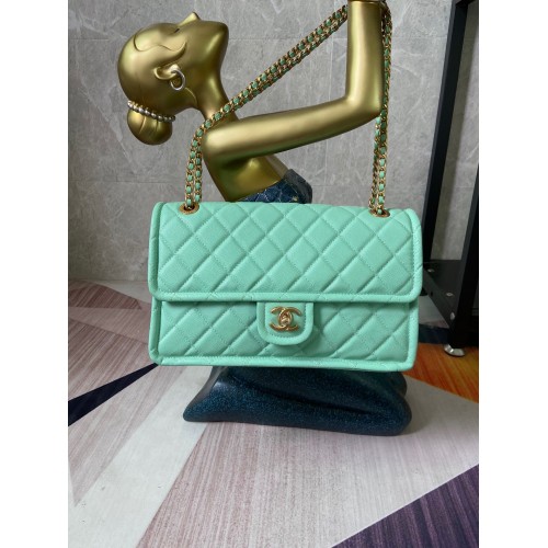 Borsa con patta Chanel Pelle di vitello granulata AS2358 verde chiaro
