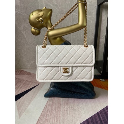 Borsa con patta Chanel Pelle di vitello granulata AS2358 bianca