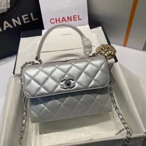 Borsa con patta Chanel con manico superiore AS2215 Silver