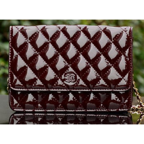 Chanel mini borsa con patta in pelle verniciata bordeaux A33814 oro
