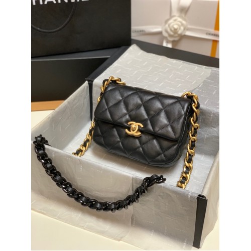 Borsa a tracolla Chanel mini in pelle di agnello e metallo dorato AS3205 nera