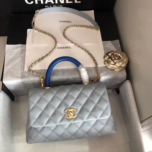Borsa originale Chanel con patta in pelle Caviar con manico superiore B92292 azzurro e metallo tonalità oro