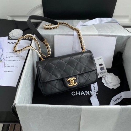 Borsa piccola con patta Chanel in pelle di agnello in metallo dorato AS2210 nera