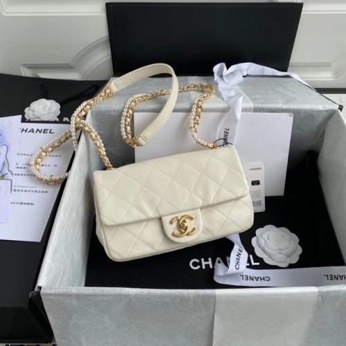 Borsa piccola con patta Chanel in pelle di agnello in metallo dorato AS2210 bianca