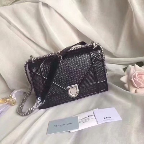 BORSA DIORAMA IN VITELLO METALLIZZATO TONO NERO CON MOTIVO MICROCANNAGE M0422