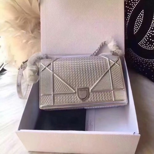 BORSA DIORAMA IN VITELLO METALLIZZATO COLOR SILOUIS VITTON CON MOTIVO MICRO-CANNAGE M0422