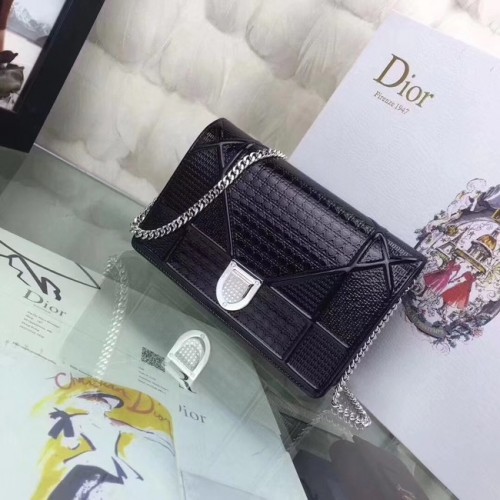 PORTAFOGLIO DIORAMA CON POCHETTE A CATENA VITELLO METALLIZZATO CON MOTIVO MICRO-CANNAGE S0328 nero