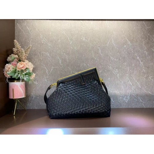 FENDI FIRST MEDIUM Borsa intrecciata in pelle menta 8BP127AB nera