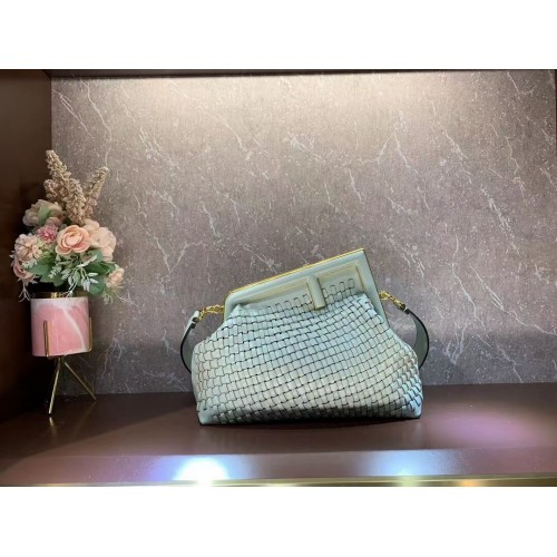 FENDI FIRST MEDIUM Borsa intrecciata in pelle menta 8BP127AB verde