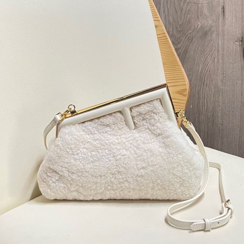 Borsa FENDI FIRST MEDIUM o SMALL in montone di lana 5FB2217 bianco