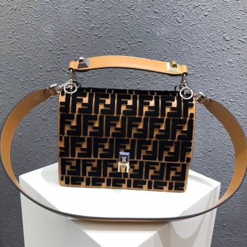 FENDI Kan I Borsa a tracolla in pelle B9235 nera